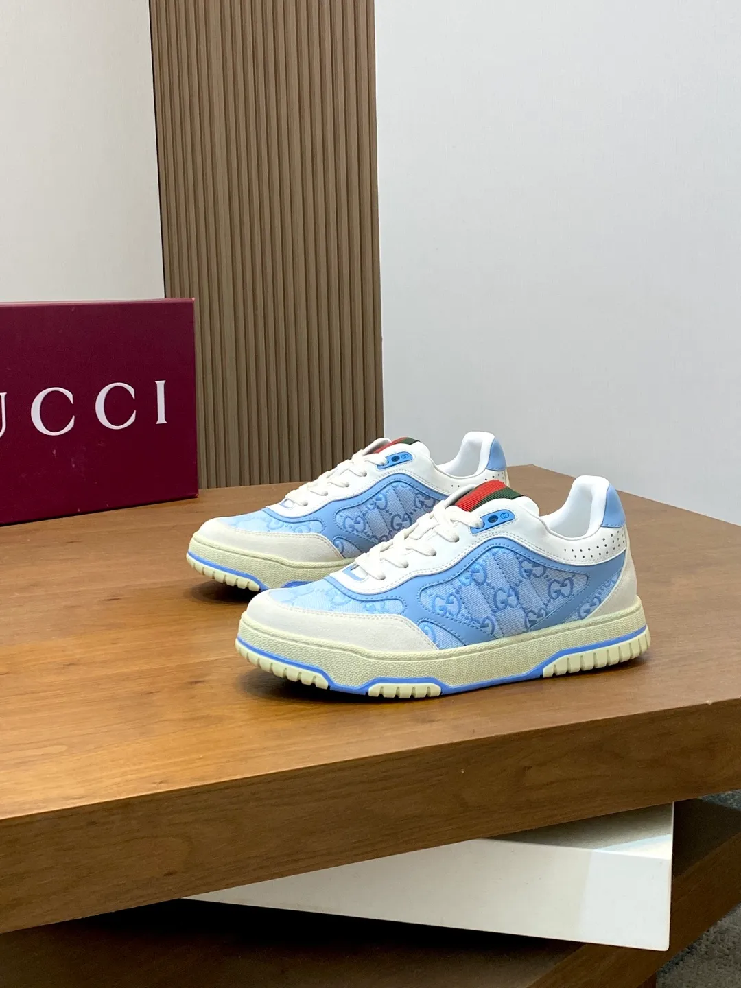 Men's Shoes 💰660 𝐆𝐮𝐜𝐜𝐢 𝐑𝐞-𝐖𝐞𝐛 As the first sneaker created by Sabato De Sarno for Gucci, the Re-Web series reinterprets the brand's classic stripes and sets off the modern silhouette design with bold and unique details. These shoes are crafted from white leather. This new sneaker is ingeniously decorated with many of the brand's classic details, and is equipped with a bright red and green webbing tongue, which will make people fall in love at first sight. White leather treated with a special process for softness and luster, with an embossed grainy texture. Script Gucci logo and interlocking G web label with Interlocking G and script Gucci logo. Rubber outsole with interlocking G detail eyelets. Web tongue. Size: 39-44 (customized for sizes 38 and 45)